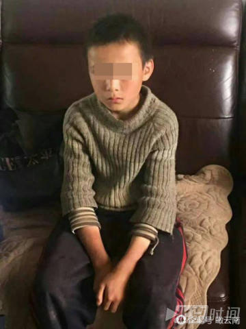 10岁少年因被父亲殴打离家出走,捉蛇捕鱼卖废品为生!