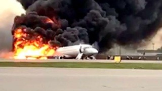 俄罗斯一客机起火 13人死亡