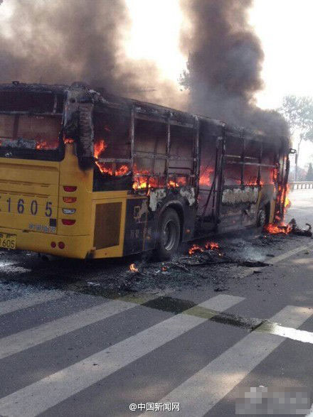 男子公交车纵火被烧死 疑似纵火者身亡！