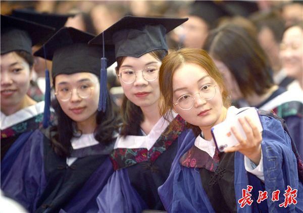 博士生幼子闯毕业礼 博士生带着孩子去毕业