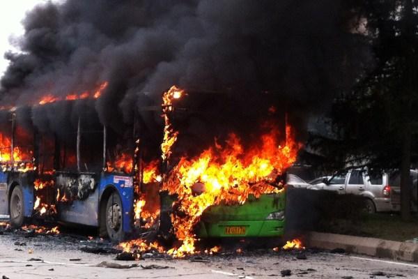 男子公交车纵火被烧死 疑似纵火者身亡！