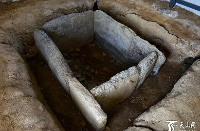 新疆现四千年古墓石棺  沉寂千年的墓穴!