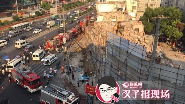 上海一楼房倒塌救援现场  伤亡情况不明！